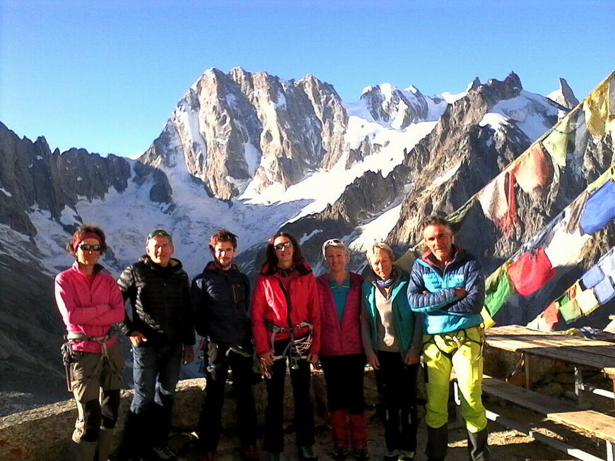 Le groupe au Couvercle devant les Grandes Jorasses Le groupe au Couvercle devant les Grandes Jorasses