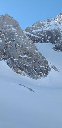 Une cordée au pied du Petit Vignemale Une cordée au pied du Petit Vignemale